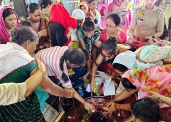 हर-हर महादेव के जयकारों से गूंजे शिवालय