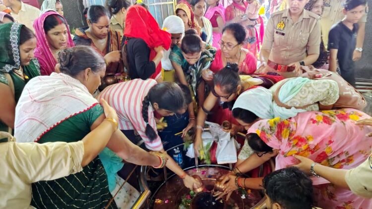 हर-हर महादेव के जयकारों से गूंजे शिवालय