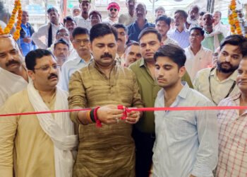 ब्लाक प्रमुख ने फैशन शोरूम का किया उद्घाटन