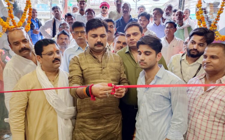 ब्लाक प्रमुख ने फैशन शोरूम का किया उद्घाटन