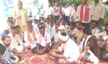 विद्यालयों के विलय के विरोध में शिक्षकों ने किया धरना प्रदर्शन