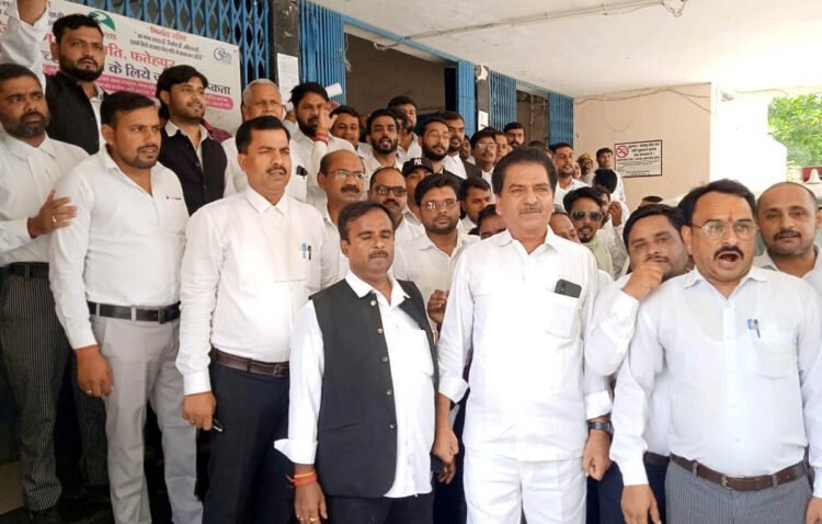 इन्टेलीजेंस विंग प्रभारी के खिलाफ वकीलों ने खोला मोर्चा