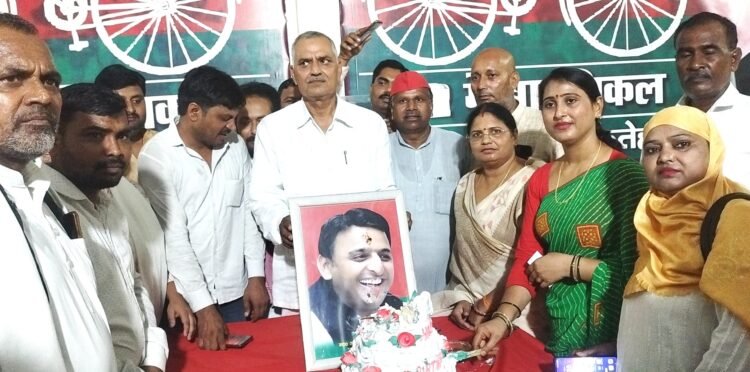 सपा मुखिया अखिलेश यादव का मनाया जन्मदिन