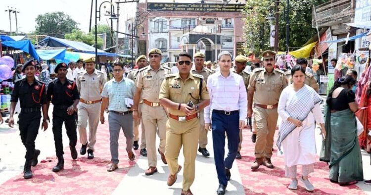 डीएम-एसपी ने मंदिरों का लिया जायजा