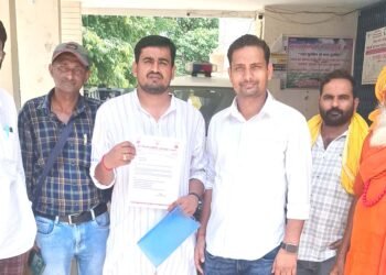 बरमतपुर में अन्यायपूर्ण कार्यवाही पर समिति ने डीएम को सौंपा ज्ञापन