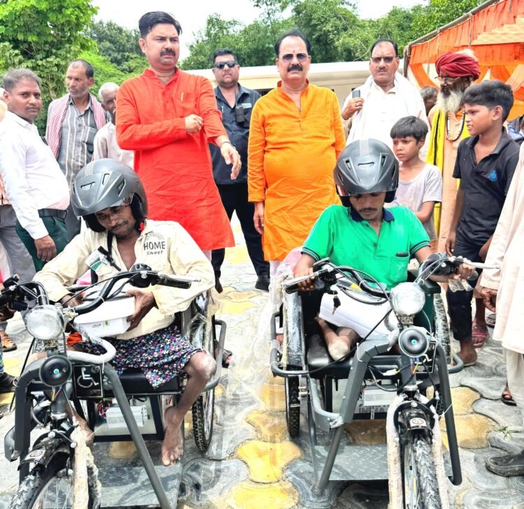 वयोश्री योजना के तहत दिव्यांग व वृद्धजनों को वितरित की ट्राई साइकिल