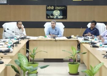 निवेश मित्र पोर्टल से संबंधित आवेदनों का समय से किया जाए निस्तारण: डीएम