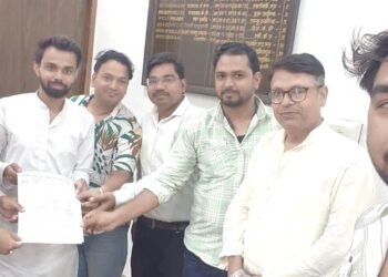 आदर्श व्यापार मंडल के पदाधिकारी ट्रेन ठहराव को लेकर पहुंचे मंडल प्रयागराज