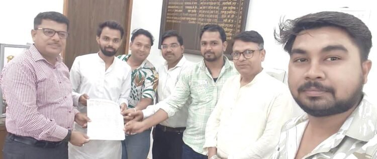 आदर्श व्यापार मंडल के पदाधिकारी ट्रेन ठहराव को लेकर पहुंचे मंडल प्रयागराज