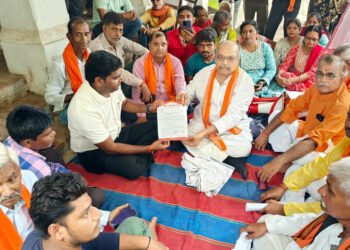 हिंदू महासभा ने डीएसओ कार्यालय का किया घेराव