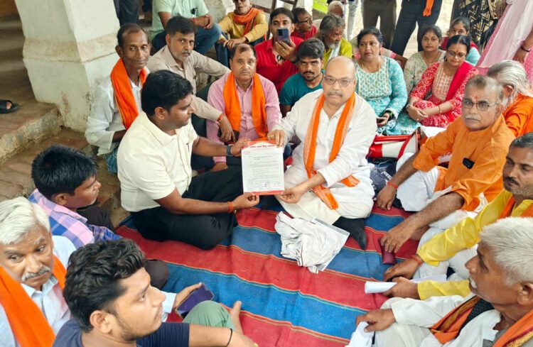 हिंदू महासभा ने डीएसओ कार्यालय का किया घेराव