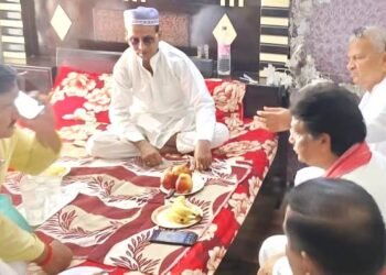 घायल सपा नेता को देखने पहुंचे सपा सांसद