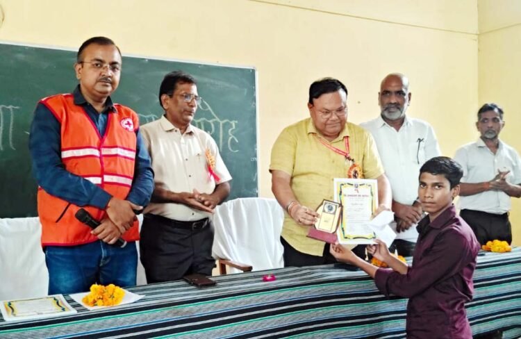 डाक्टर सत्यनारायण की पुण्यतिथि पर मेधावी हुए सम्मानित