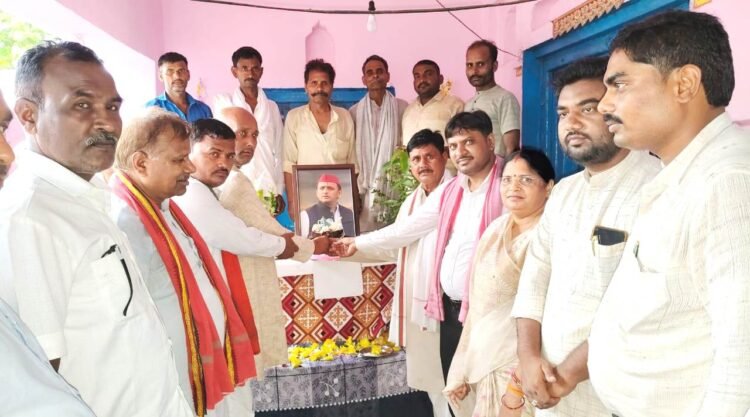 कटरा वार्ड में धूमधाम से मनाया पीडीए महानायक का जन्मदिवस