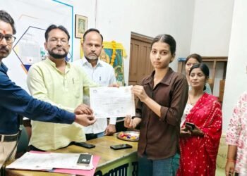 जन शिक्षण संस्थान में प्रशिक्षार्थियों को प्रमाण पत्र बांटे