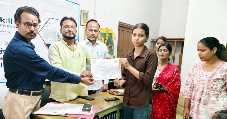 जन शिक्षण संस्थान में प्रशिक्षार्थियों को प्रमाण पत्र बांटे