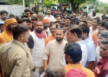 बजरंग दल ने हुसैनगंज थाने का किया घेराव