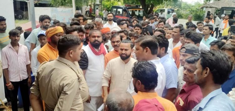 बजरंग दल ने हुसैनगंज थाने का किया घेराव