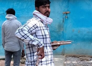 सचिव ने ली घुस, जिलाधिकारी से की शिकायत