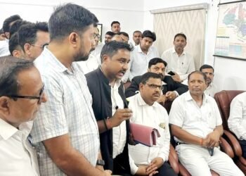 डिस्ट्रिक्ट बार एशोसिएशन के पदाधिकारियों ने क्षेत्राधिकारी नगर से मिलकर कार्यवाही की किया मांग 