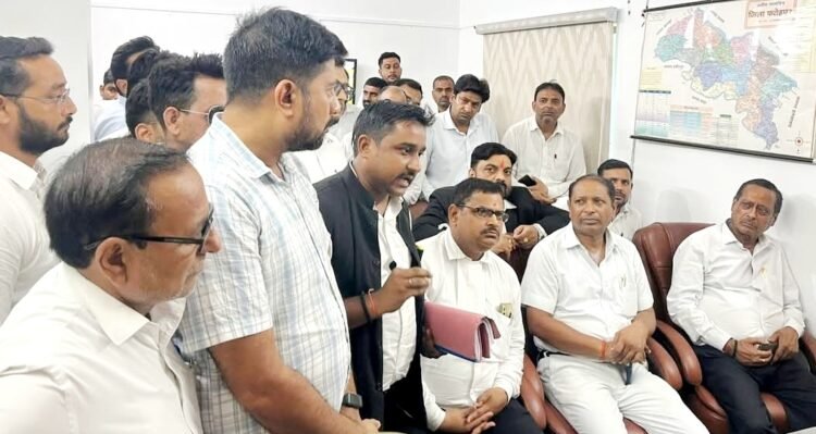 डिस्ट्रिक्ट बार एशोसिएशन के पदाधिकारियों ने क्षेत्राधिकारी नगर से मिलकर कार्यवाही की किया मांग