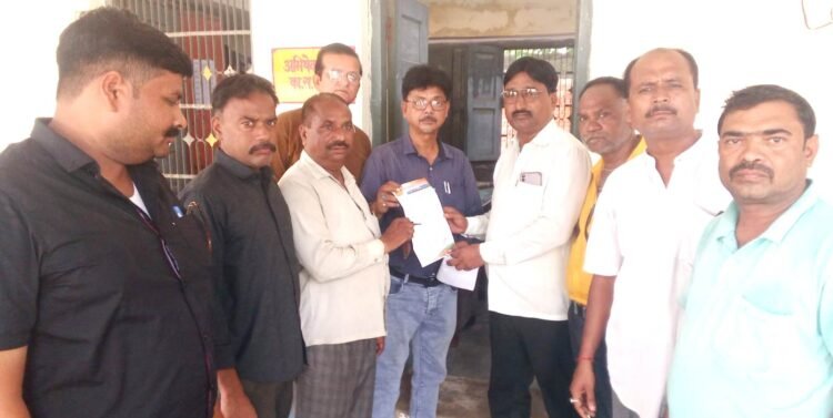 व्यापारियों ने रोडवेज बस स्टाप की समस्याओं को लेकर सौंपा ज्ञापन