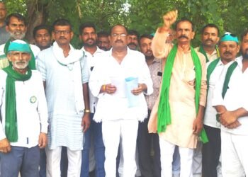 अधीक्षण अभियंता विद्युत के आश्वासन पर भाकियू ने धरना किया समाप्त