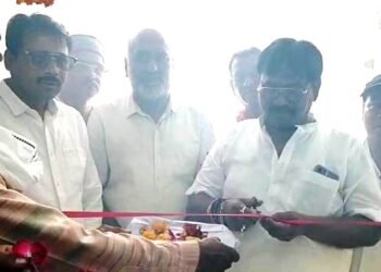 भाजपा जिलाध्यक्ष ने किया चश्मा शोरूम का उद्घाटन 