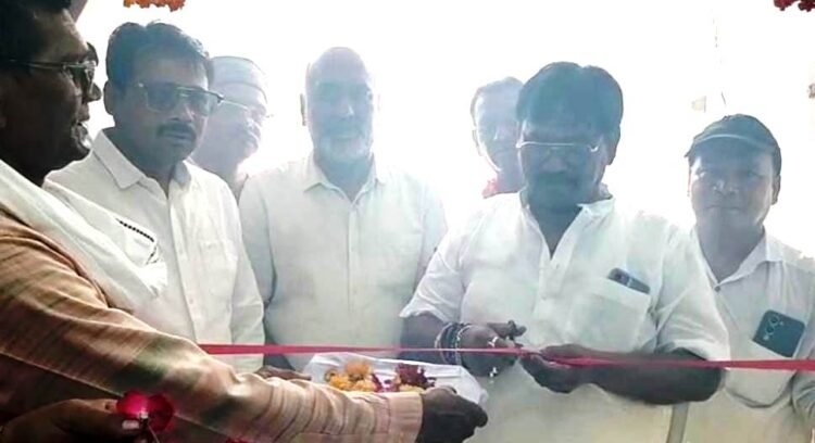 भाजपा जिलाध्यक्ष ने किया चश्मा शोरूम का उद्घाटन 