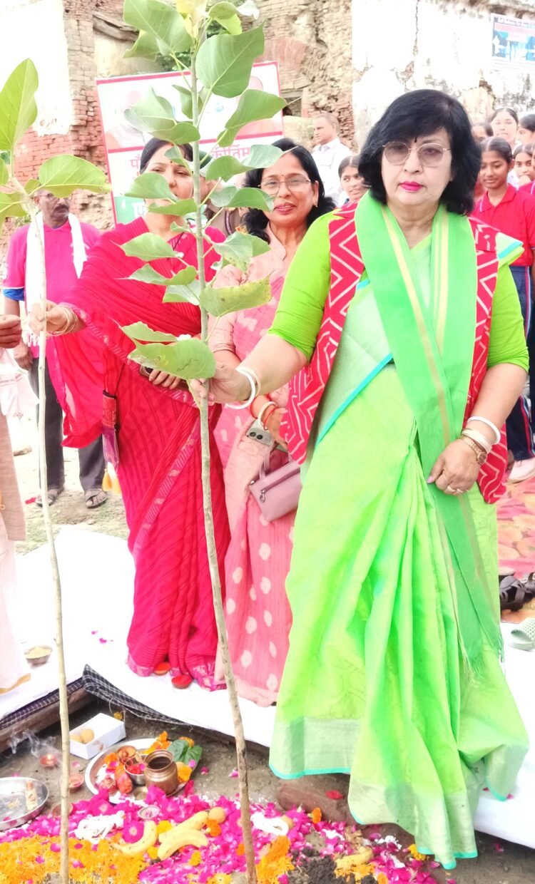 राज्यमंत्री ने अयोध्या कुटी में वृक्षारोपण कर की अभियान की शुरुआत
