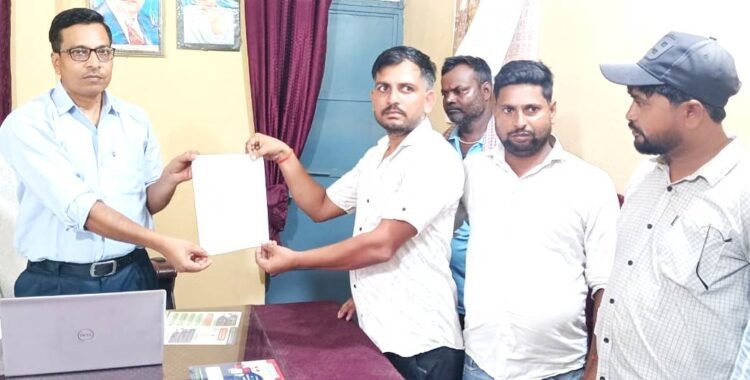 विद्युत कर्मचारियों ने वेतन कटौती के विरोध में किया प्रदर्शन