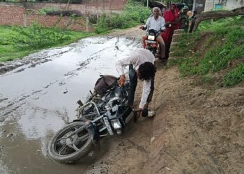 कीचड़ में तब्दील हुआ मुख्य मार्ग, आवागमन में हो रही समस्या