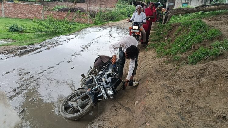 कीचड़ में तब्दील हुआ मुख्य मार्ग, आवागमन में हो रही समस्या