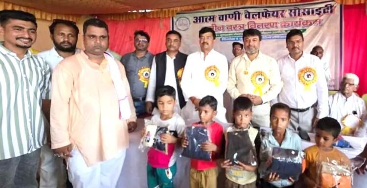 स्कूली बच्चो को विधायक ने वितरित किया ड्रेस