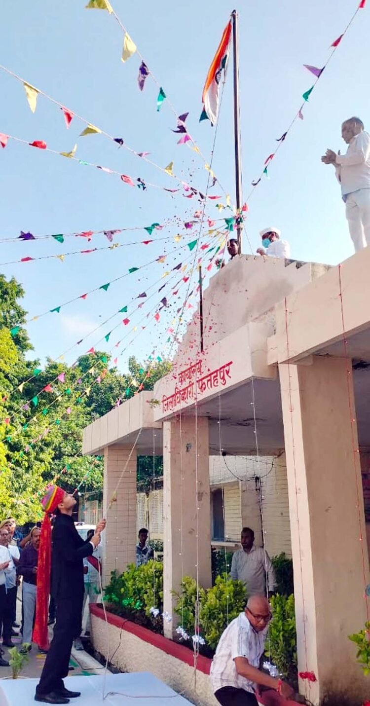 डीएम ने कलेक्ट्रेट कार्यालय में ध्वजारोहण कर दी सलामी