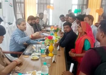 पीड़ितों की शिकायतों का करें त्वरित निस्तारण: डीएम