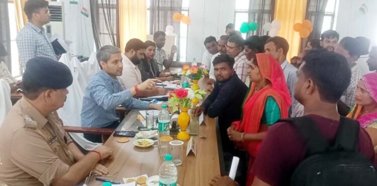 पीड़ितों की शिकायतों का करें त्वरित निस्तारण: डीएम