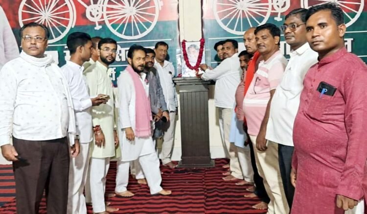 सपाईयों ने पूर्व सांसद फूलन देवी की मनाई जयंती