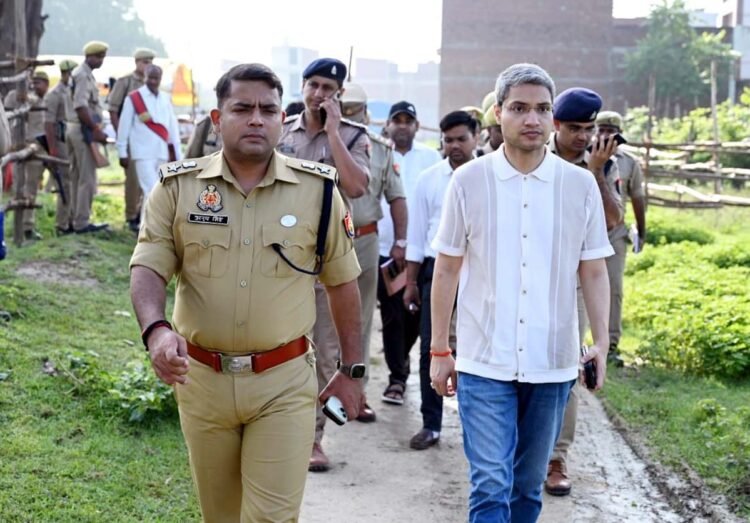 मकबरा विवाद: डीएम-एसपी ने सुरक्षा का लिया जायजा