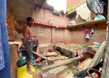 लगातार हुई बरसात से एक गरीब का गिरा आशियाना, बेटी पत्नी मलबे में दबकर हुए घायल