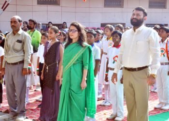 राष्ट्र ध्वज की प्रतिकृतियों व पुष्पों से अलंकृत हुआ प्लेवे स्कूल
