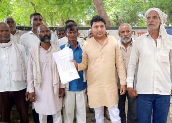 वनरोज के आतंक से परेशान ग्रामीण आए कलेक्ट्रेट