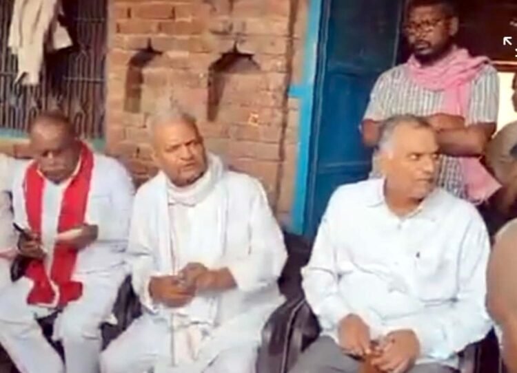 अजरौली हत्याकांड: पीड़ित परिवार से मिले सपा सांसद