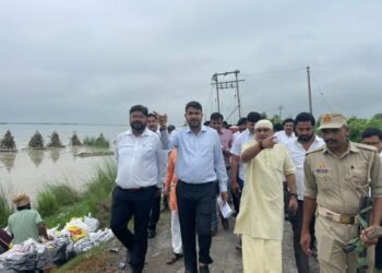 डीएम सरयू नदी से कट रहे बगहा देवार गांव का निरीक्षण कर बचाव कार्य तेज करने का दिया निर्देश