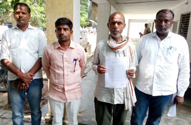 वनरोज के आतंक से परेशान ग्रामीण आए कलेक्ट्रेट