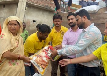 सृजन एक सोच व गूंज संस्था ने बाढ़ पीड़ितों में बांटी राहत सामग्री