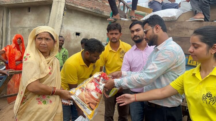 सृजन एक सोच व गूंज संस्था ने बाढ़ पीड़ितों में बांटी राहत सामग्री