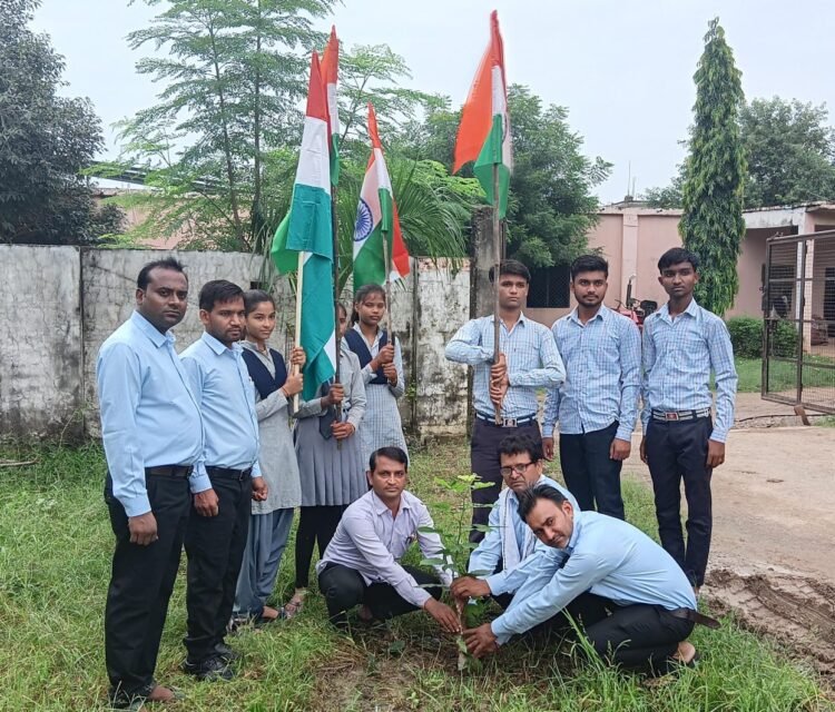विद्यालय के बच्चों ने निकाली विशाल तिरंगा रैली