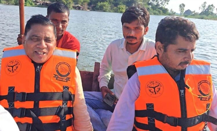 गंगा नदी व पांडु नदी में आई बाढ़ का विधायक ने नाव से किया दौरा   