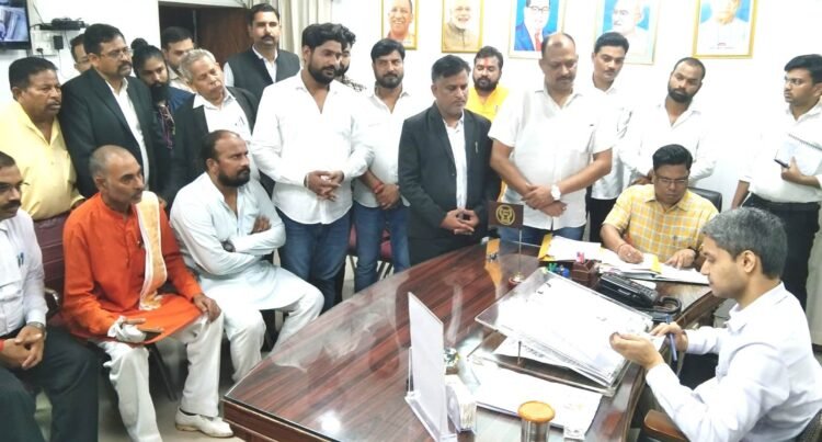 ठाकुर जी विराजमान मंदिर के सौंदरीकरण की डीएम से उठाई मांग